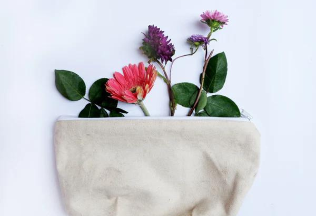 פרחים בתוך קלמר אקולוגי