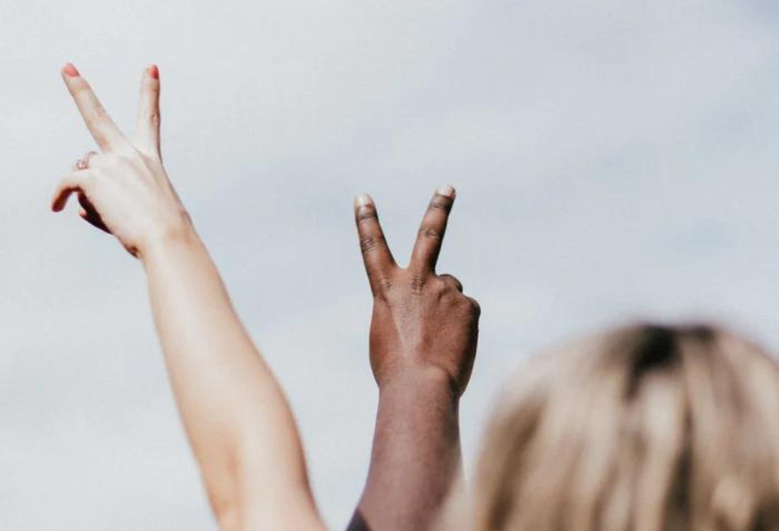 אנשים מרימים ידיים בניצחון