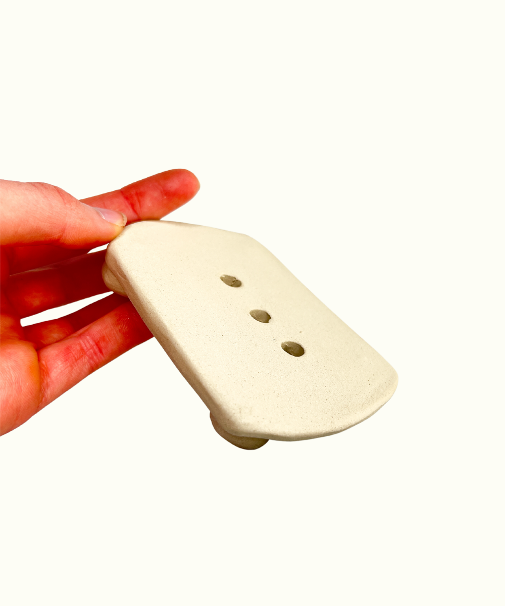 סבוניה מעבודת יד מחימר בהיר