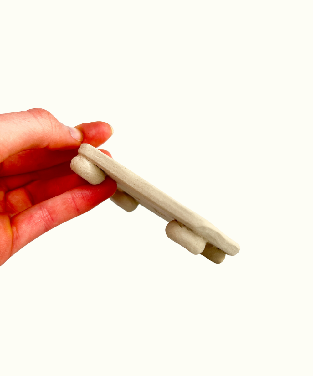 סבוניה מעבודת יד מחימר בהיר